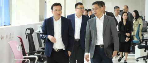 浙江省商務(wù)廳黨組成員、副廳長高秉學(xué)蒞臨恒林家居調(diào)研